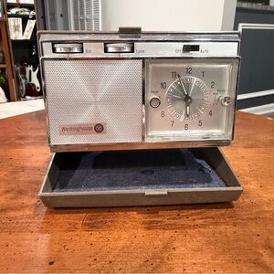 Westinghouse Travel Clock Radio Analog Alarm Mechanical Gray Silver Rectangle